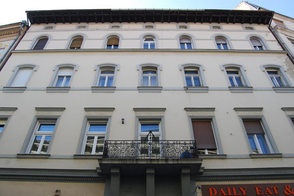 Happy Hostel Budapest Exterior photo